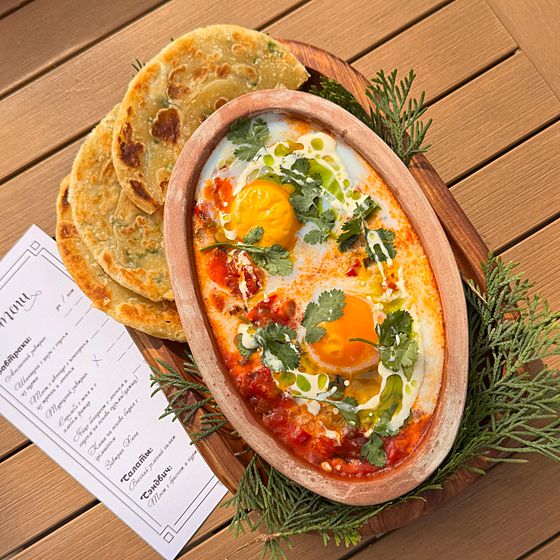 Шакшука с казы и соусом из курта